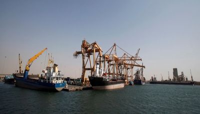 الأمم المتحدة تطالب السفن التجارية بمينائي الحديدة والصليف المغادرة فورا