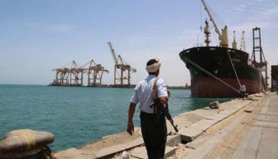 مليشيا الحوثي تهرّب 140 قاطرة بنزين وديزل من ميناء الحديدة لتغذية السوق السوداء