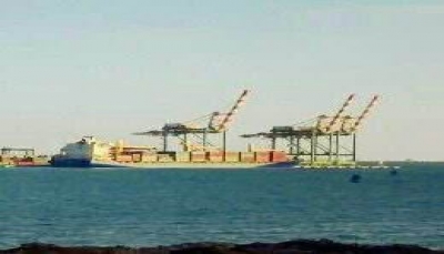 قوة تابعة للتحالف العربي تقتحم ميناء عدن وتمنع سفينة صينية من إفراغ حمولتها
