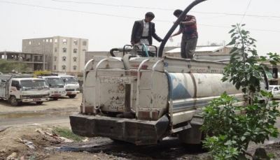 انعكست على أسعارها.. مليشيا الحوثي تفرض إتاوات جديدة على صهاريج المياه في إب
