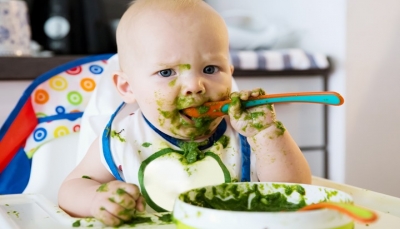 دراسة: تغذية الطفل بالطعام الصلب قبل 6 شهور يحسن النوم