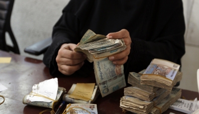محلات الصرافة تغلق أبوابها في "عدن" بعد تهاوي سعر الريال اليمني أمام العملات الأجنبية
