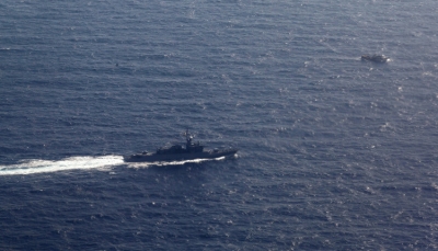وكالة: البحرية الأمريكية تضبط مئات الأسلحة الصغيرة في قارب بخليج عدن
