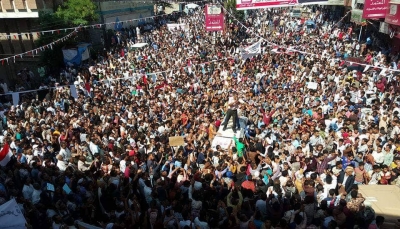 الآلاف في تعز يتظاهرون احتجاجا على انهيار العملة وتنديدا بعجز الحكومة