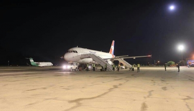 يعد الثاني منذ تأسيسه في السبعينات.. هبوط ليلي ناجح لطائرة "اليمنية" في مطار سيئون