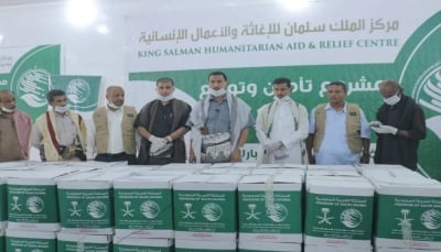 شبوة: تدشين توزيع 2140 سلة غذائية مقدمة من مركز الملك سلمان