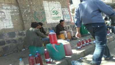 صنعاء: أزمة خانقة في المشتقات النفطية وارتفاع أسعارها في السوق السوداء