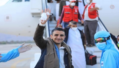 مطار سيئون يستقبل الدفعة الثانية من الأسرى والمختطفين المفرج عنهم من سجون الحوثيين بينهم 5 صحفيين