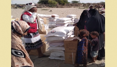 الصليب الأحمر يعلن توزيع مساعدات غذائية على 10 آلاف نازح في أبين