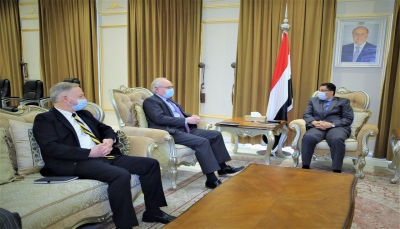 وزير الخارجية يبحث مع المبعوث الأمريكي مخاطر تصعيد الحوثيين على عملية السلام