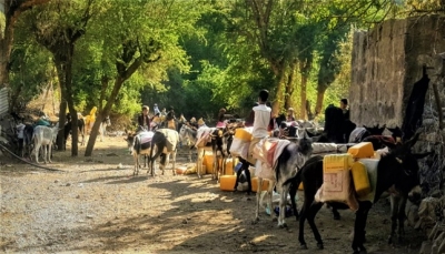 "الحصول على المياه".. مهمة يومية شاقة للمواطنين في ريف محافظة إب