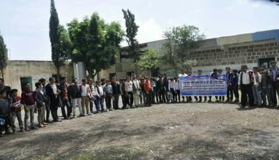 إب.. معلمون وطلاب يحتجون ضد الاعتداءات التي تطال أحد المجمعات التربوية بمديرية "جبلة"