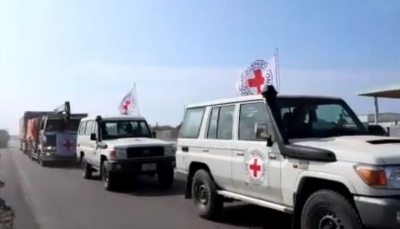 الصليب الأحمر تنفي نقل سياراتها أسلحة لأحد أطراف الصراع باليمن