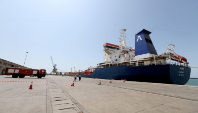 الحكومة تعلن السماح بدخول سفن مشتقات نفطية إلى ميناء الحديدة