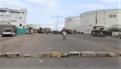 حضرموت.. مواطنون يغلقون ميناء المكلا إحتجاجاً على تردي الخدمات الرئيسية 