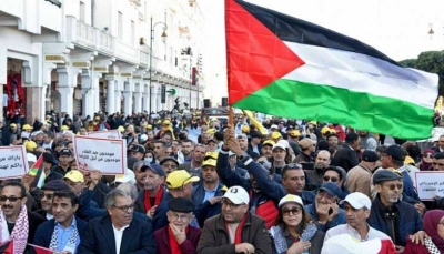 رغم التطبيع الرسمي.. المغرب: العلم الفلسطيني يرفرف في تظاهرة ضخمة ضد غلاء الأسعار