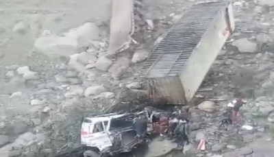 ذمار.. وفاة سائق شاحنة ومرافقه في حادثة سقوط بمنحدر جبلي في خط استحدثه الحوثيون للناقلات