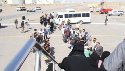 مليشيا الحوثي منَعت هبوط طائرة في مطار المخا على متنها عالقين يمنيين بالسودان 