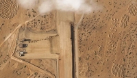 بجانبه عبارة "أنا أحب الإمارات".. صور أقمار صناعية تكشف بناء مهبط طائرات على جزيرة يمنية