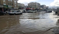إب..شوارع مدينة "القاعدة" تطفح بمياه الأمطار والصرف الصحي وسط مخاوف من كارثة بيئية