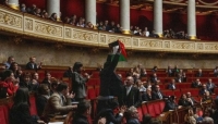 نائب فرنسي يرفع علم فلسطين في جلسة البرلمان ويثير صخب